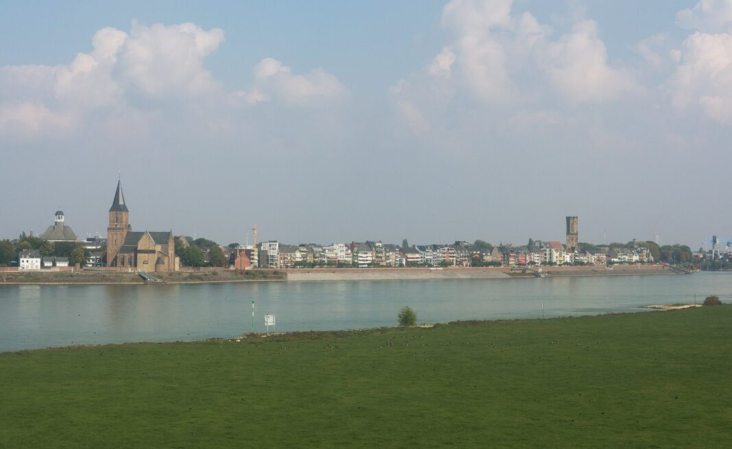 Emmerich, stadszicht vanaf der Rheinbrücke met die Katholische Pfarrkirche Sankt Martini Dm3 foto92 017-09-27 14.