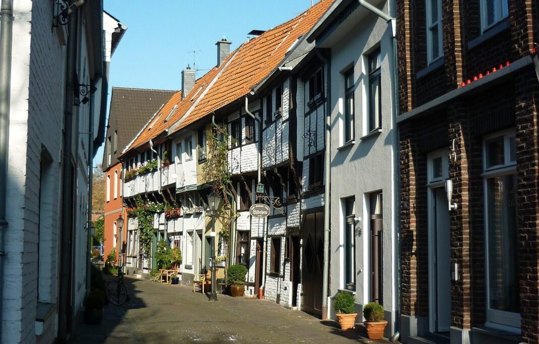 Kempen: Kostenloser Crash-Kurs „Baby“ für Eltern startet am 02.11.2026 Kempen, Alte Schulstr
