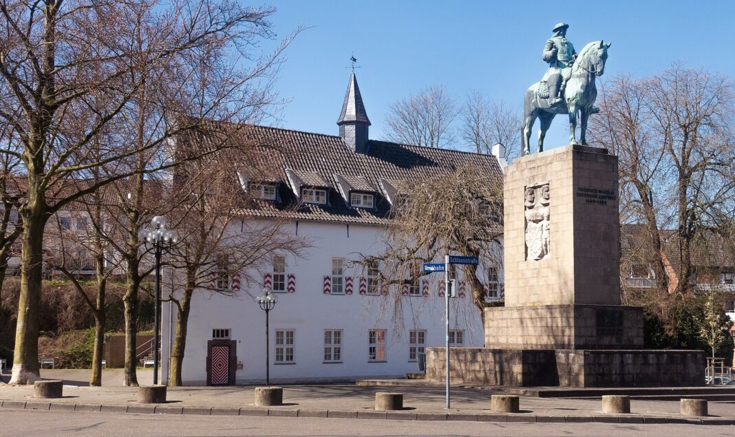 Kleve, ruiterstandbeeld van Friedrich Wilhelm in straatzicht 12.