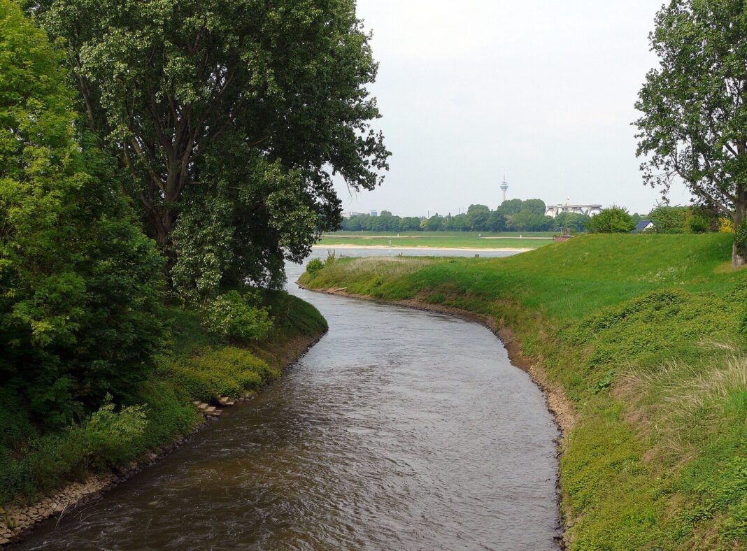 Neuss: Entkernung des ehemaligen Kaufhofs, Rheinwallgraben wird Einbahnstraße 201005151612 NE RW, Erftmündung