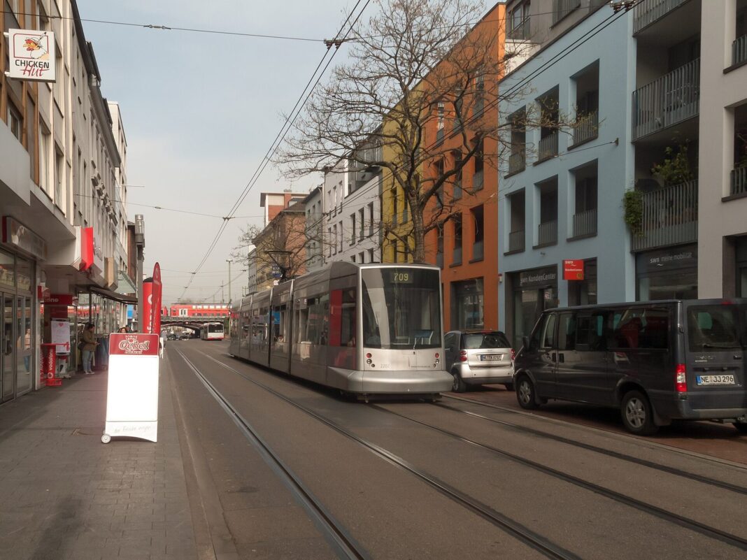 Rhein-Kreis Neuss stellt Elternvideos zu Ausbildung und Studium vor Neuss, straatzicht Krefelder Strasse foto4 10.