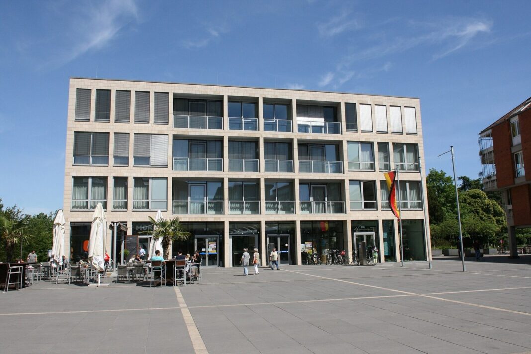 Vorst: Weitere Informationen zu Messerangriff von 1990, 5.000 Euro Belohnung Viersen - Rathausmarkt - Stadthaus 01 ies