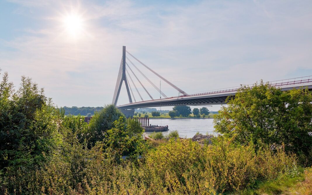 Wesel, Rheinbrücke der Bundesstraße 58 -- 2016 -- 4280