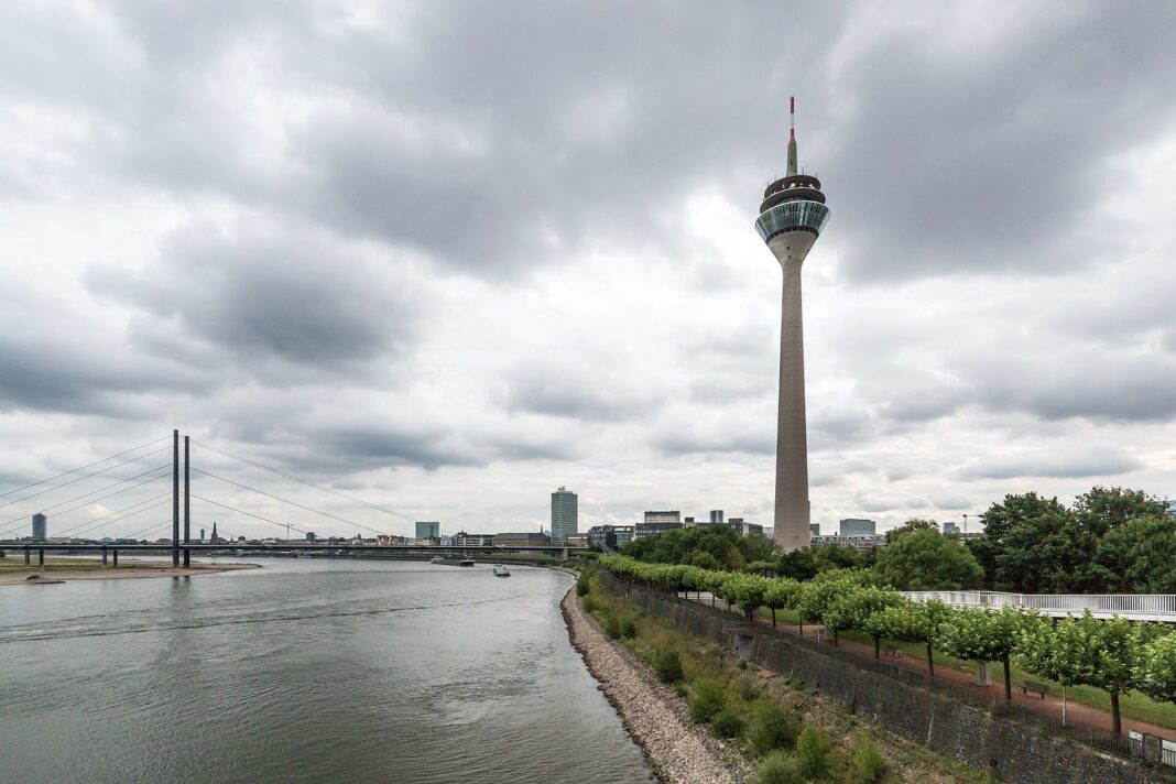 Düsseldorf, Rheinturm -- 2015 -- 8172