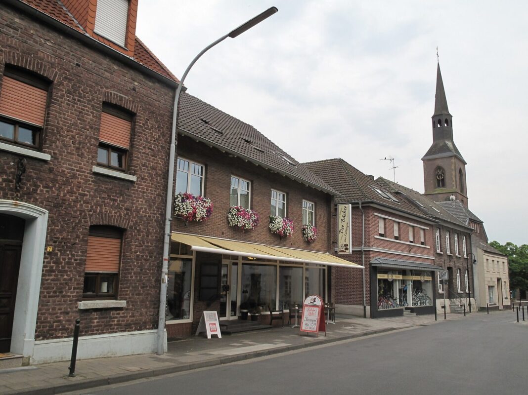 Kranenburg: Pflanzaktion am alten Bahnhof zu den Klimawochen Wankum, Sankt Martin Kirche in straatzicht foto1 17. (Wachtendonk)