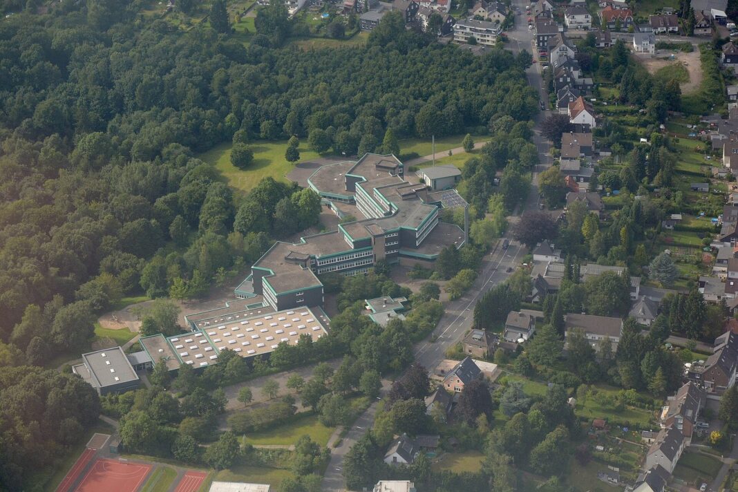 Luftbild Erich-Fried-Gesamtschule in Wuppertal-Ronsdorf