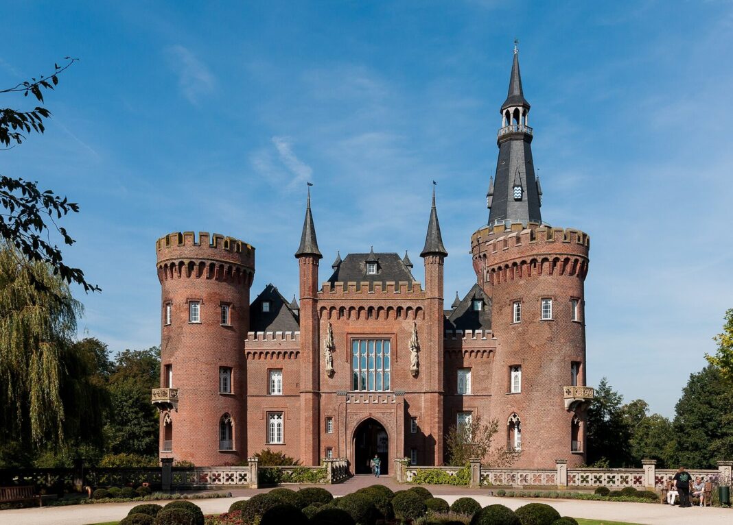Kunst leihen statt kaufen: Artotheken in Moers, Langenfeld und Viersen Museum: Kalkar Northrhine-Westphalia Germany Moyland-Castle