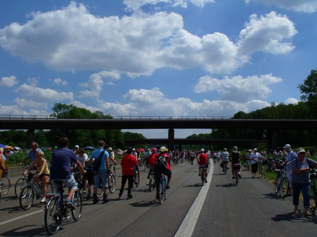 Autobahn: Spaghettiknoten in Duisburg Stillleben-Ruhrschnellweg 2010 Bild2